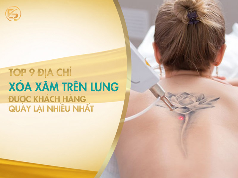 Khách hàng đang được chuyên gia xử lí mực xăm trên lưng tại một không gian làm đẹp sang trọng