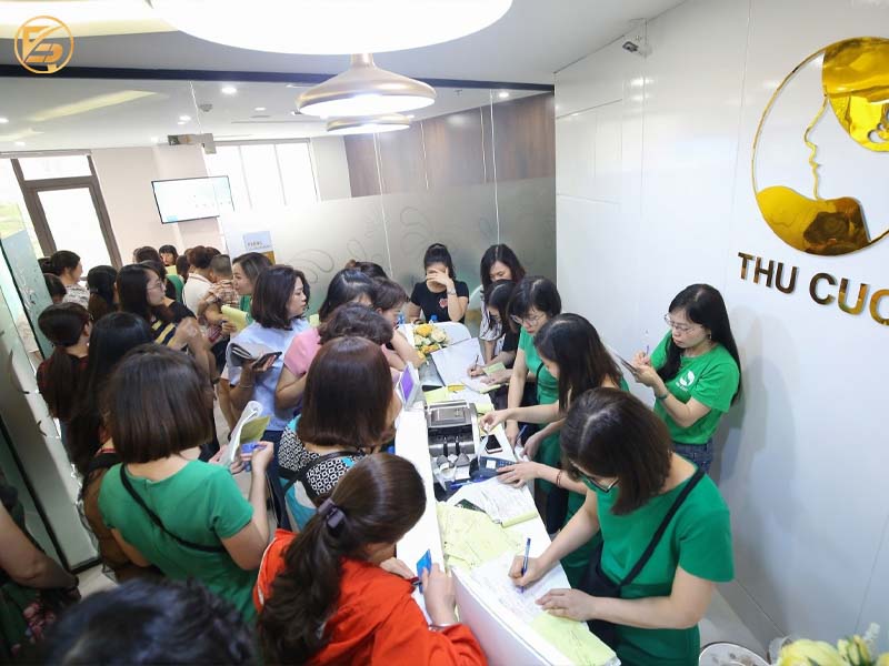 Hình ảnh quầy lễ tân tấp nập khách hàng tại cơ sở thẩm mỹ Thu Cúc