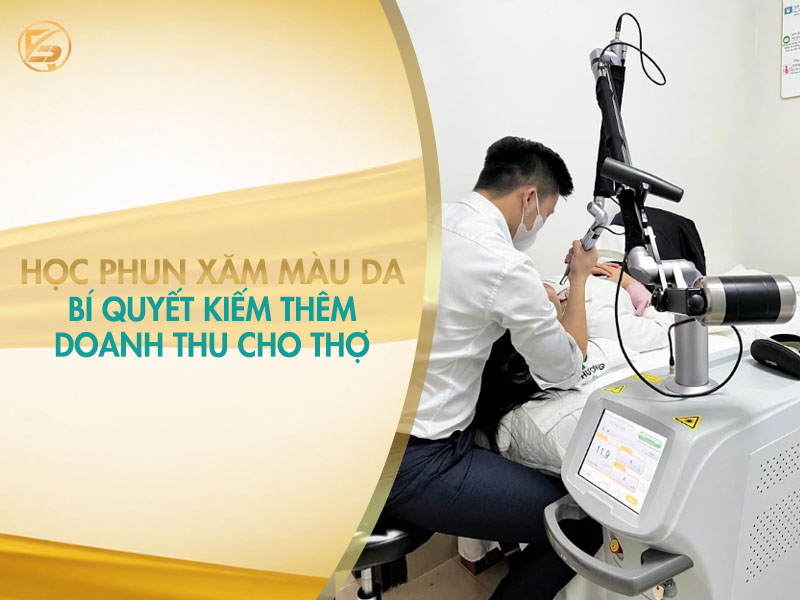 Kỹ thuật viên đang vận hành máy laser công nghệ cao điều trị da cho khách hàng trên banner quảng bá khóa học phun xăm màu da