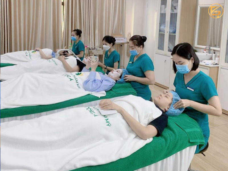 Kỹ thuật viên tại Viện thẩm mỹ Đông Á đang chăm sóc da mặt và thực hiện liệu trình thư giãn cho khách hàng