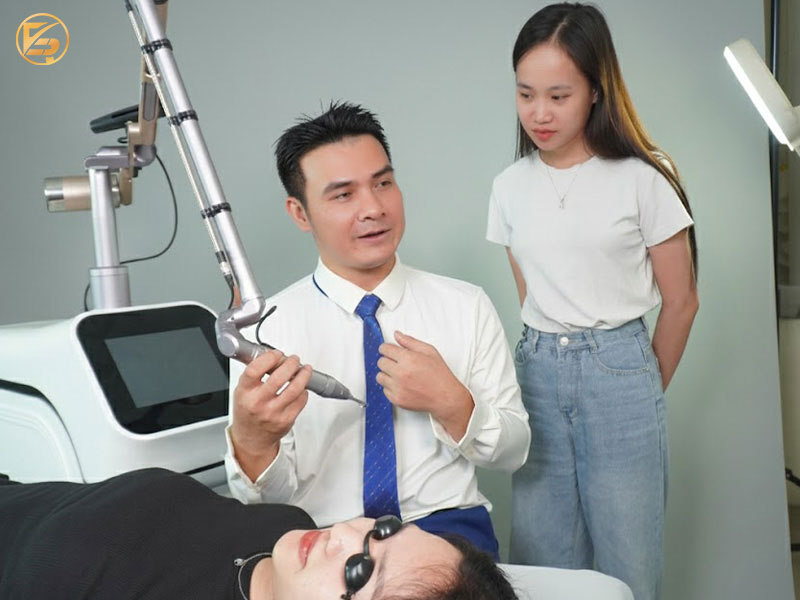 Chuyên gia trực tiếp hướng dẫn học viên thao tác cầm máy laser thẩm mỹ trên khách hàng