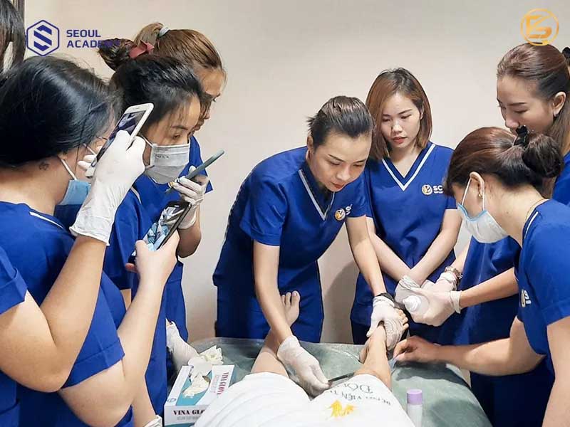 Giảng viên Seoul Academy trực tiếp hướng dẫn học viên thực hành kỹ thuật chăm sóc trị liệu vùng chân trên mẫu thật