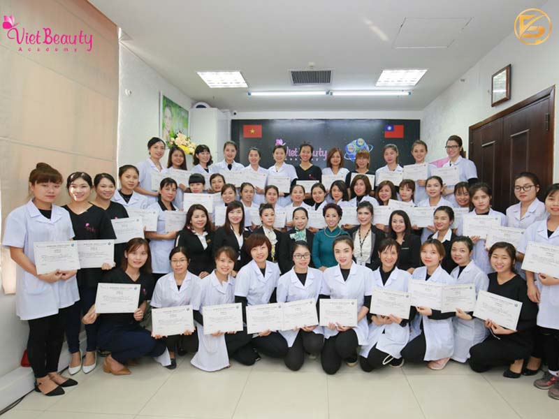 Tập thể học viên VietBeauty Academy rạng rỡ cầm chứng chỉ tốt nghiệp sau khi hoàn thành khóa đào tạo thẩm mỹ