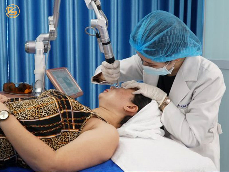Bác sĩ Bệnh viện Da liễu Hà Nội tỉ mỉ bẻ gãy hắc tố cho bệnh nhân tại địa chỉ trị nám uy tín