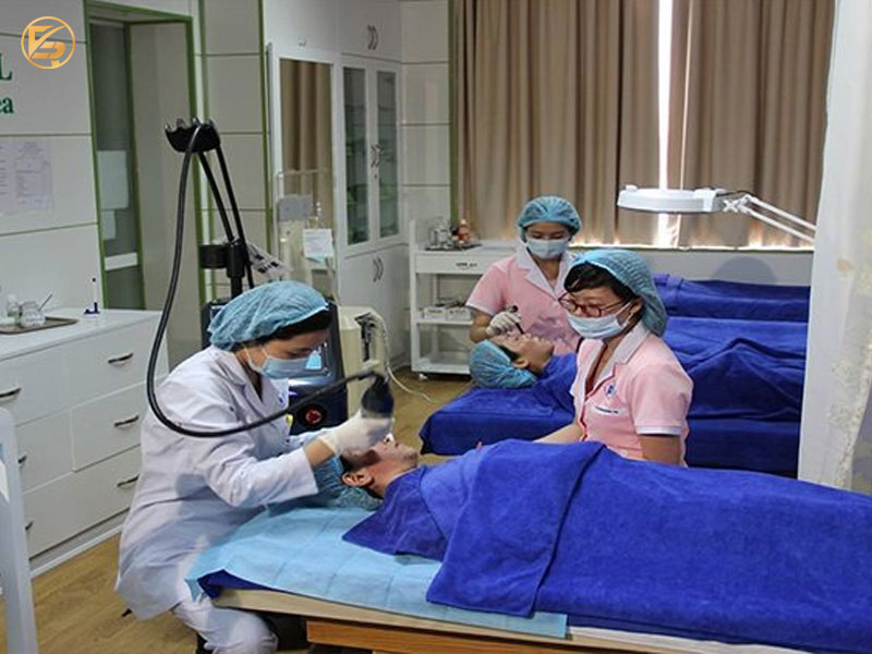 Đội ngũ y bác sĩ Bệnh viện Da liễu Trung ương điều trị công nghệ cao cho bệnh nhân tại địa chỉ trị nám hàng đầu