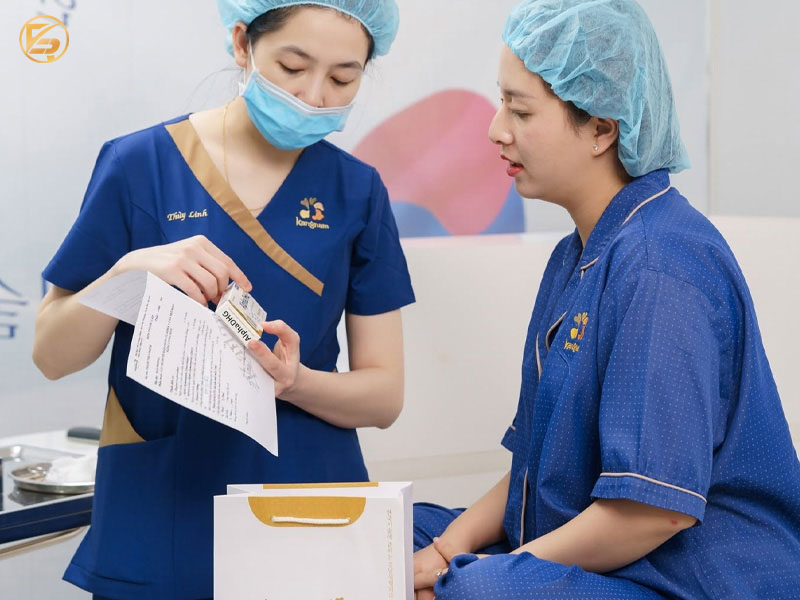 Chuyên viên Kangnam hướng dẫn đơn thuốc và chính sách chăm sóc cho khách hàng tại địa chỉ trị nám uy tín