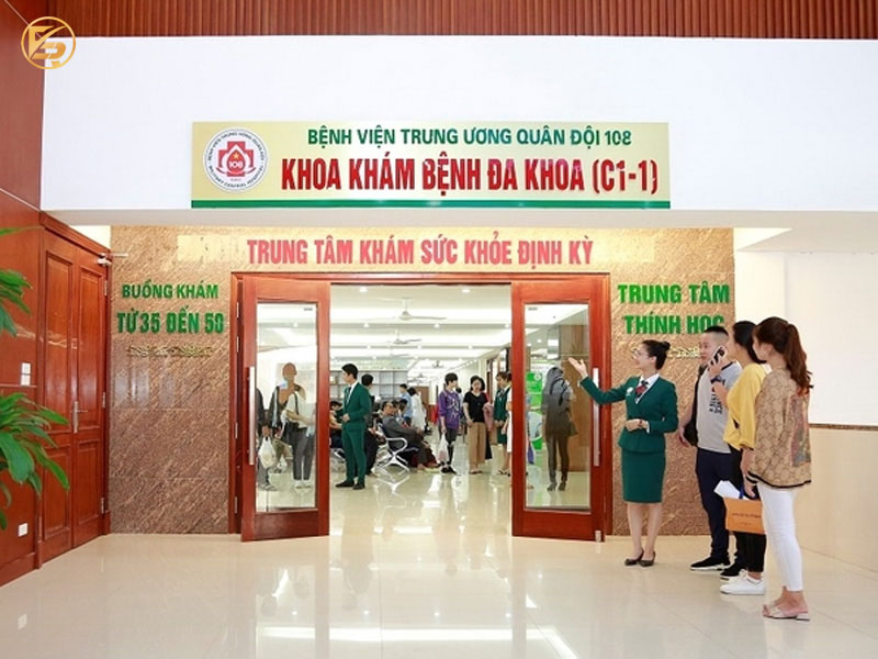 Nhân viên hướng dẫn bệnh nhân tại Khoa Khám bệnh Đa khoa C1-1 Bệnh viện 108 - địa chỉ trị nám uy tín