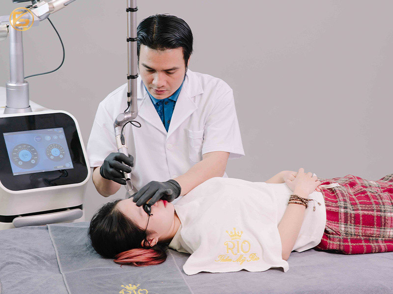Chuyên gia Viện Thẩm mỹ Rio bắn laser Picotech điều trị hắc tố da mặt tại địa chỉ trị nám chất lượng