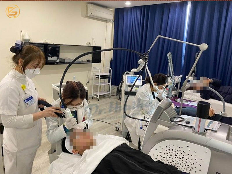 Các bác sĩ da liễu đang phối hợp bắn laser và làm mát điều trị sắc tố cho khách hàng tại địa chỉ trị nám uy tín