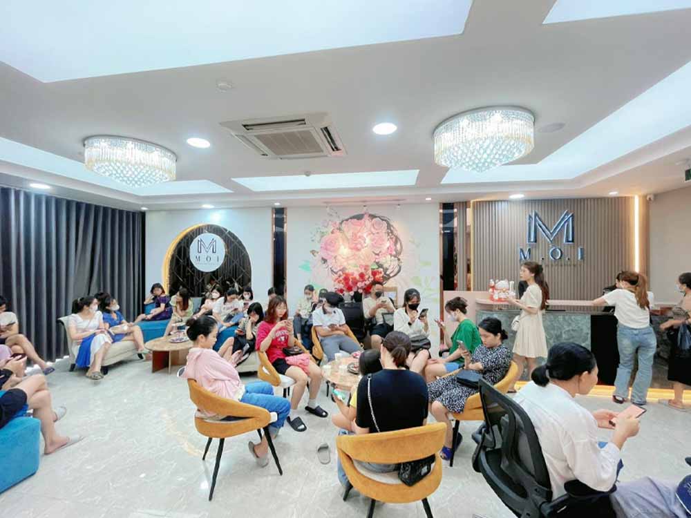 Khách hàng chờ làm đẹp tại sảnh đón tiếp thương hiệu M.O.I – địa chỉ phun mí thu hút đông đảo phái đẹp