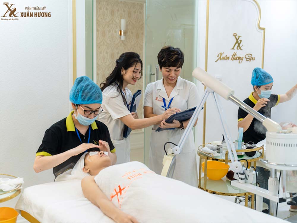 Chuyên viên kiểm tra phác thảo và thực hiện dịch vụ tại Viện thẩm mỹ Xuân Hương – địa chỉ phun mí lâu năm