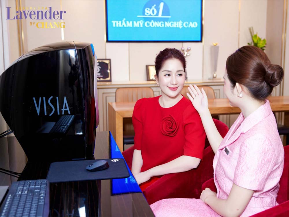 Khách hàng soi da và tư vấn phác đồ tại Lavender By Chang – địa chỉ khử thâm vùng kín cao cấp