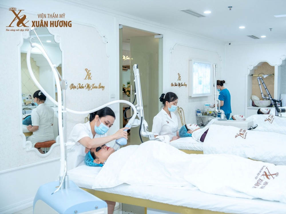 Kỹ thuật viên thao tác máy laser tại Viện thẩm mỹ Xuân Hương – địa chỉ khử thâm vùng kín lâu năm