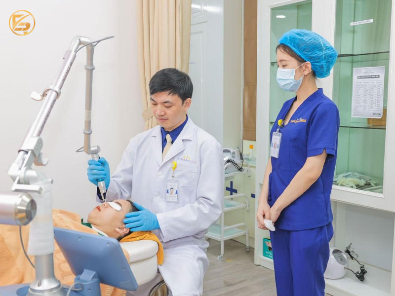 Bác sĩ thực hiện laser điều trị mạch máu mặt tại phòng khám Maia Maia – địa chỉ giãn mao mạch uy tín