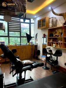 Rio Tattoo Studio tọa lạc tại 205 Thụy Khuê – Tây Hồ - Hà Nội, nổi bật với dịch vụ xăm màu da chuyên nghiệp và kỹ thuật xăm màu da che khuyết điểm tiên tiến.