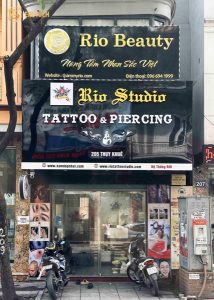 Rio Tattoo Studio tọa lạc tại 205 Thụy Khuê – Tây Hồ - Hà Nội, nổi bật với dịch vụ xăm màu da chuyên nghiệp và kỹ thuật xăm màu da che khuyết điểm tiên tiến.