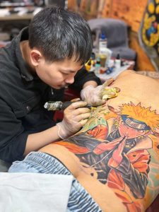 Artist tại Rio Tattoo Studio đang thực hiện hình xăm chân dung cho khách hàng