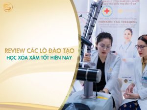 Chuyên viên y tế đang thực hành vận hành máy laser xóa xăm Honkon Yag 1064QCCL dưới sự hướng dẫn của chuyên gia